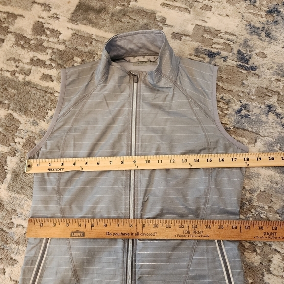 Athleta Jammin' running vest. Grey stripe. Size small. Pockets. Reflective - Picture 8 of 16